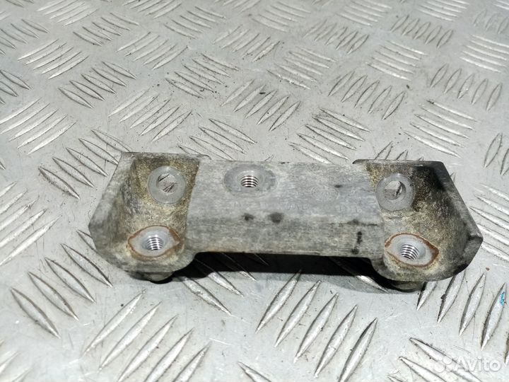 Б/У Кронштейн топливной рейки#001