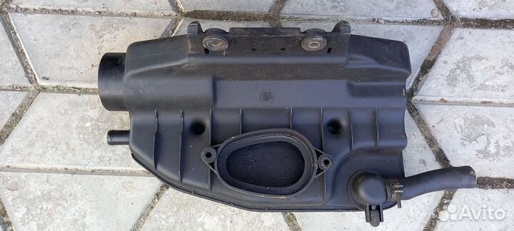 Резонатор воздушного фильтра Audi A6 C4 1994-1997