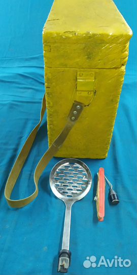 Ящик и принадлежности для зимней рыбалки. Лот