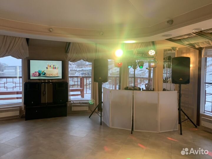 DJ, диджей, тяжелый дым, холодные фонтаны