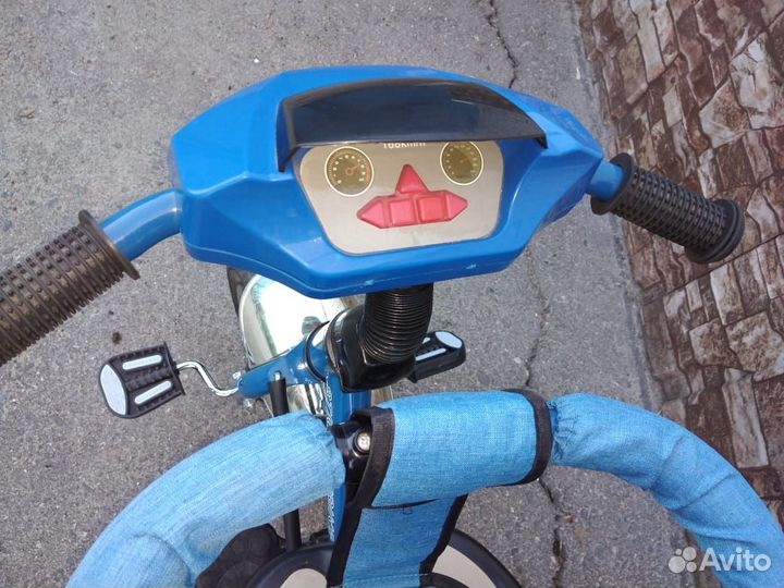 Детский трехколесный велосипед с ручкой