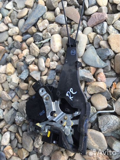 Toyota RAV4 II 2002 замок задней лев пр двери