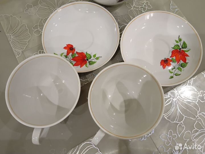 Чайный сервиз (чайник и 2 чайные пары)