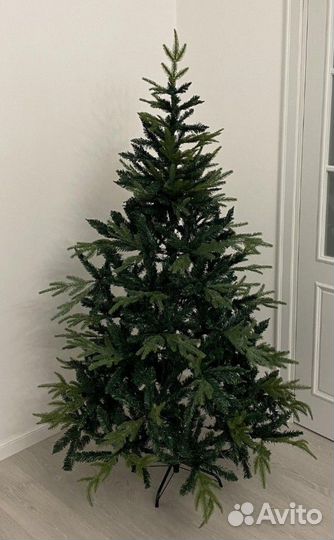 Ёлка искусственная с шишками и ягодками в комплект