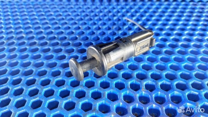 Концевик крышки багажника Renault Logan 1