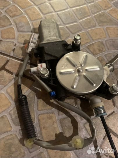 Стеклоподъемник передний