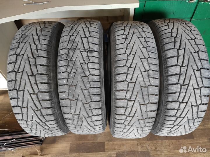 Roadstone Winguard WinSpike SUV 235/65 R17 100T