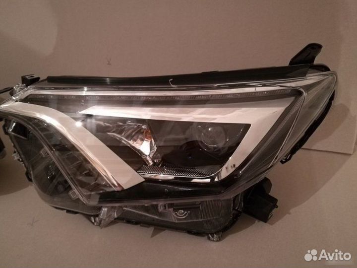 Фара Toyota Rav4