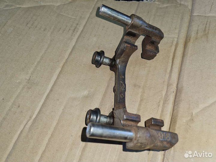 Скоба заднего суппорта citroen c5x7