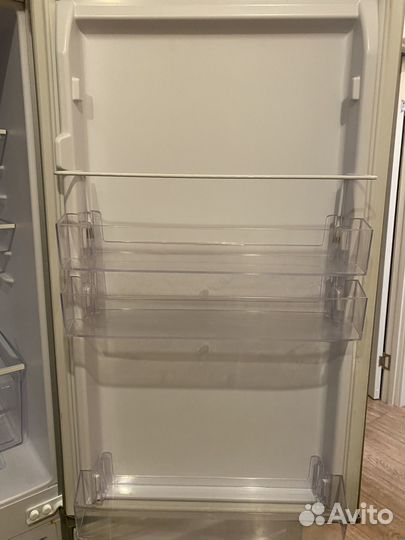 Холодильник с морозильной камерой