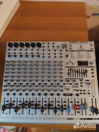 Микшерный пульт behringer 1832