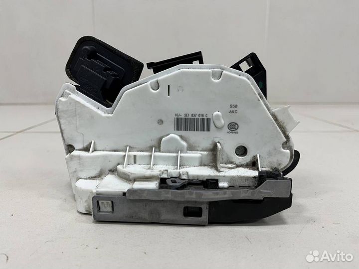 Замок двери передней правой Skoda Rapid 2012-2020