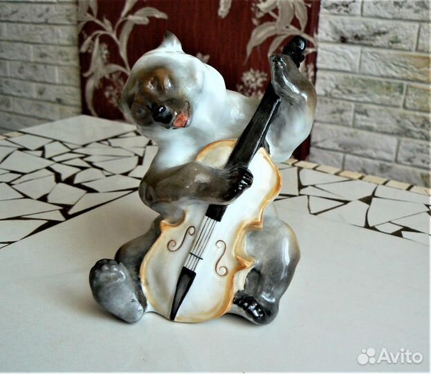 Фарфоровая статуэтка Медведь с контрабасом. лфз