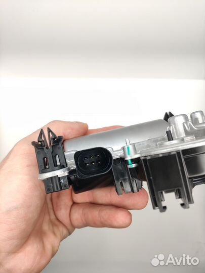 Двигатель доводчика двери багажника VW 3GD827887B