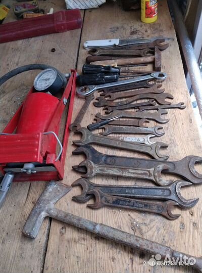 Ключи, молотки, штангенциркуль