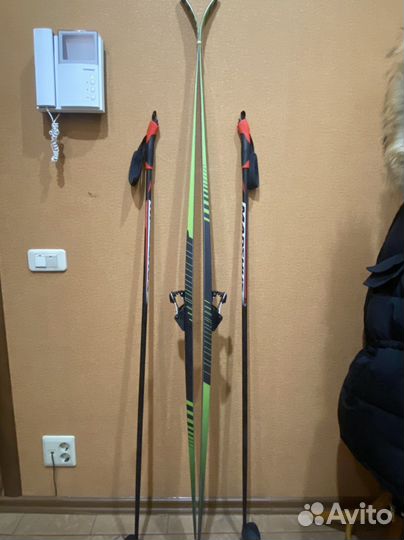 Лыжи с палками и ботинками
