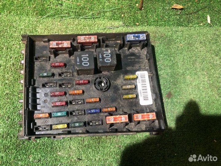 Блок предохранителей под капот Volkswagen Passat