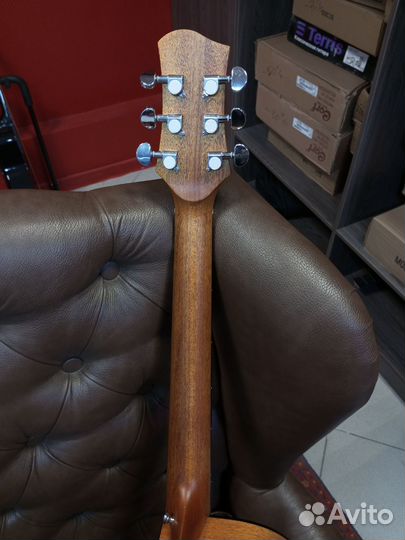 Новая акустическая гитара из ели