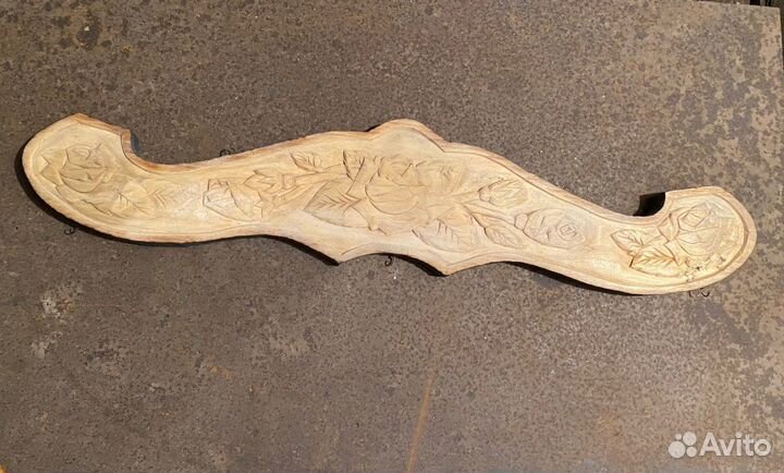 Деревянная резная вешалка