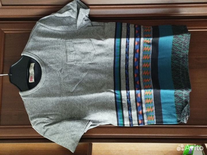 Новая футболка levis 's'