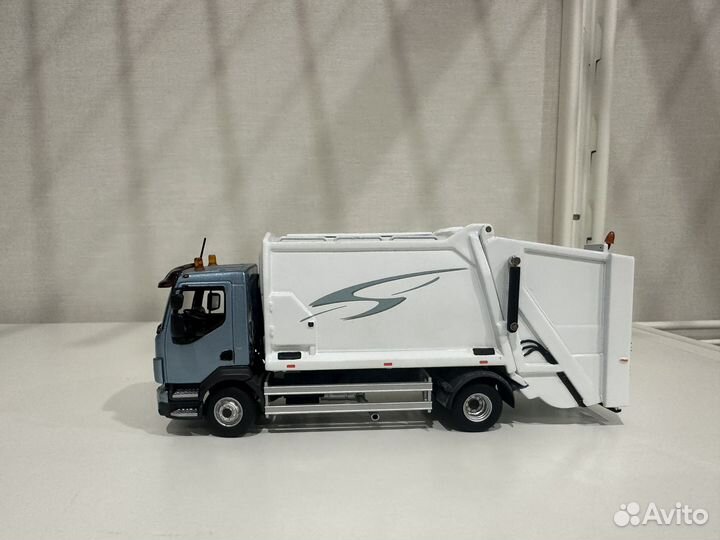 Коллекционная модель мусоровоз Volvo FL 4x2