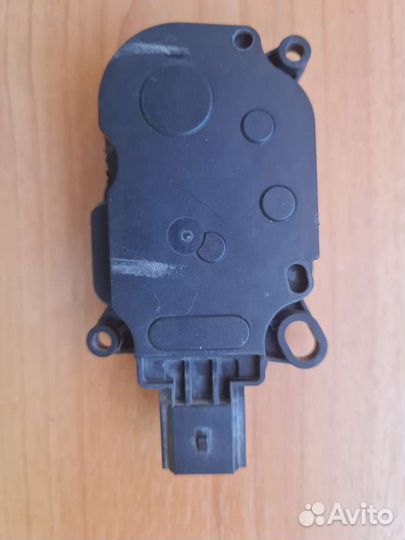 Исполнительное устройство жалюзи радиатора