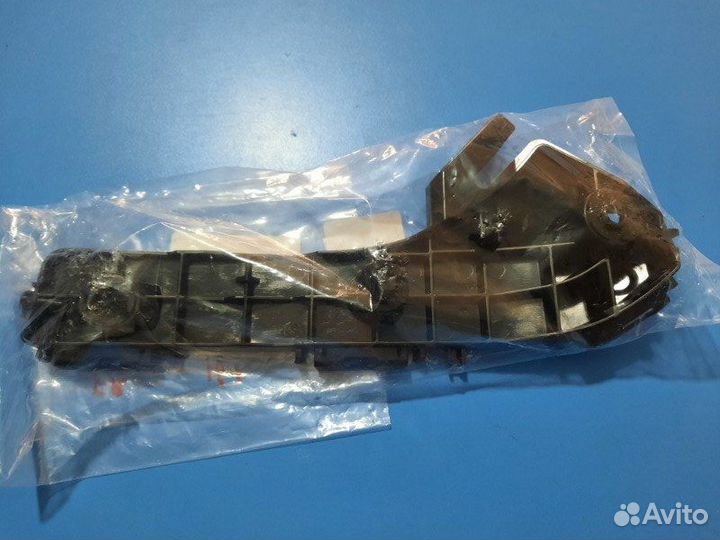 Кронштейн бампера передний правый Lexus Lx570