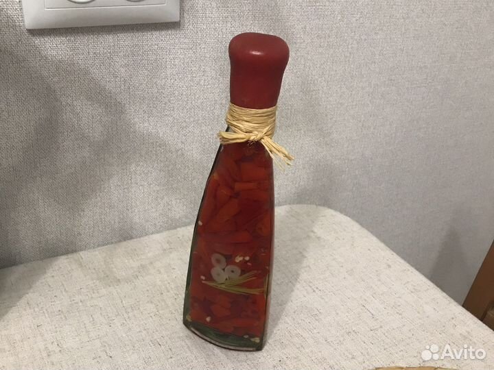 Декоративная бутылка с перцем