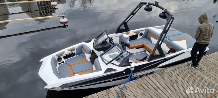 Катер-буксировщик Axis A20