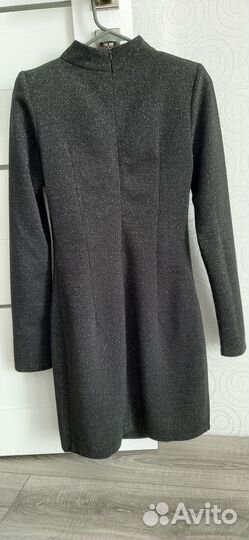 Блестящее чёрное мини платье с разрезом