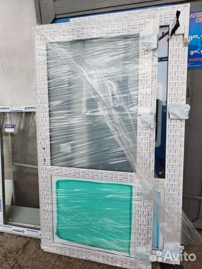 Входная пластиковая дверь