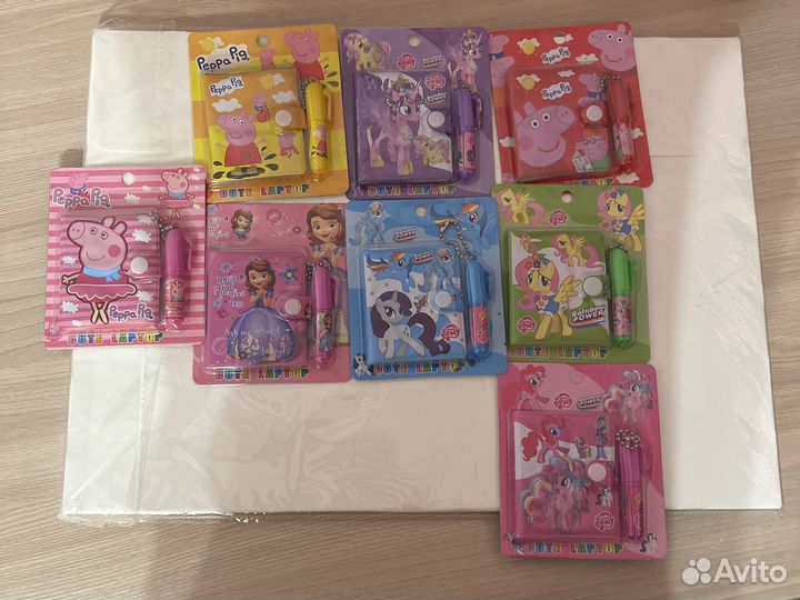 Блокнот с ручкой