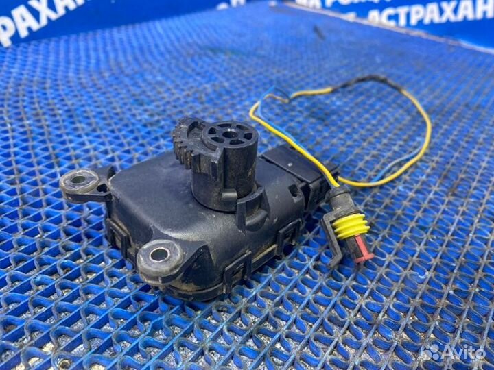 Моторчик заслонок отопителя Renault Clio седан