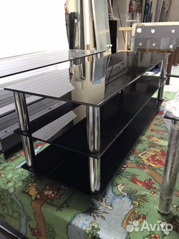 Стеклянная тумба для теливизора и аппаратуры