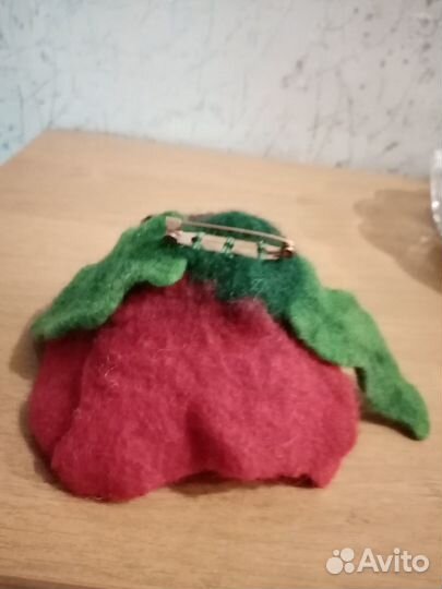 Брошь ручной работы цветок