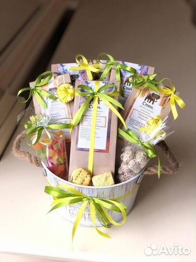 Подарочный набор чая и сладостей