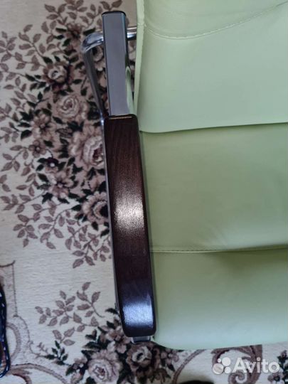 Стул офисный кожаный