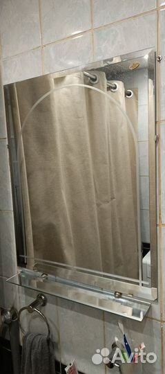 Зеркало с полочкой в ванную комнату