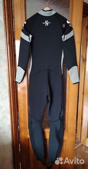 Гидрокостюмы женские и вешалка для костюмов