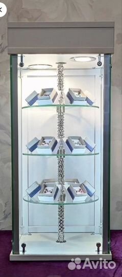 Стеклянная витрина с подсветкой