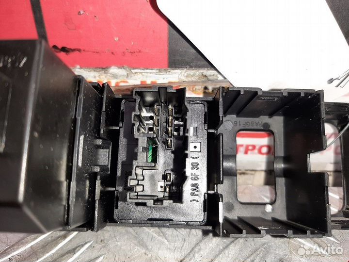 Кнопка (выключатель) Mitsubishi Carisma рест. 2002