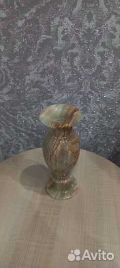 Ваза из камня оникс.цельная. высота 20 см