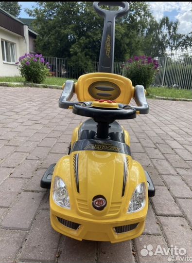 Машинка каталка с ручкой