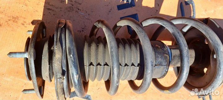 Стойка передняя правая Toyota Sienta NCP81 1NZ-FE