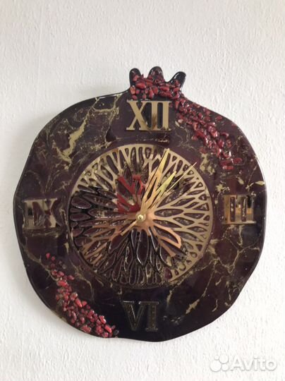 Интерьерные часыс натуральным камнем коррлл