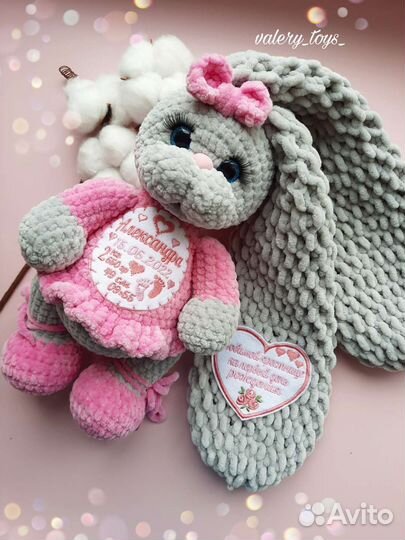 Вязаная игрушка зайка ручной работы с метрикой