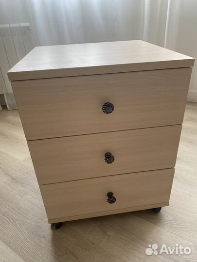 Тумба выкатная на колесиках
