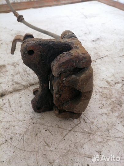 Суппорт тормозной задний правый Nissan Primera P11