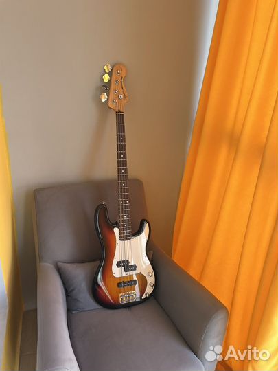 Бас гитара Squier Precision Bass