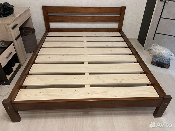 Кровать из массива дерева